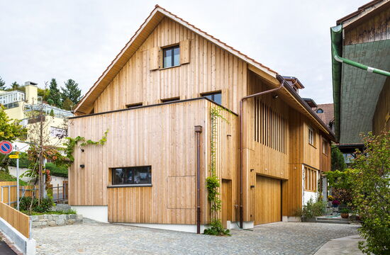 Neuer Anbau an bestehendem Haus